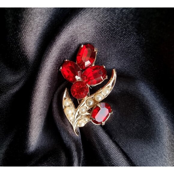 Rare Find Vintage CORO Signed Tiny Red Rhinestones Gold Tone Faux Pearls Brooch - Picture 1 of 6